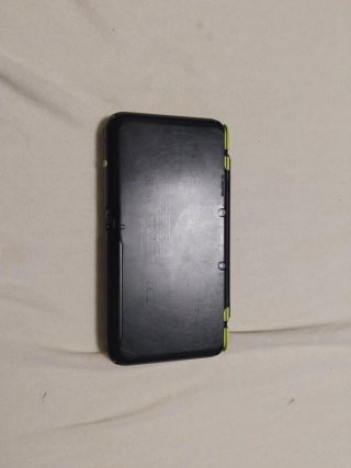 Nintendo 3DS XL Negra/Verde + Cargador + Juego