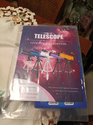 Telescopio púrpura con trípode