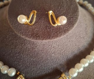 Set collana e orecchini perle eleganti