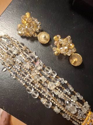 Pulsera y pendientes dorados con cristales