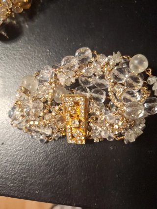 Pulsera y pendientes dorados con cristales