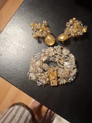 Pulsera y pendientes dorados con cristales