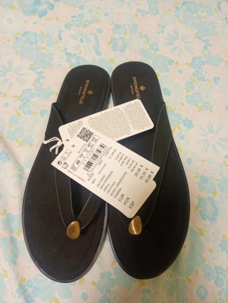 Sandalias Springfield negras detalle dorado.