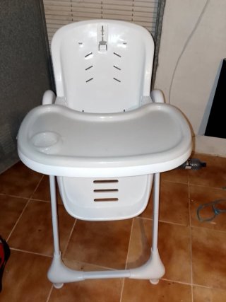 Trona blanca para bebé