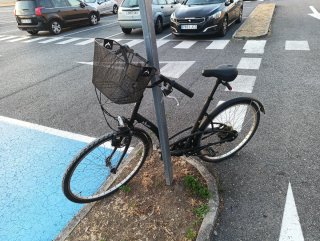 Bicicleta de paseo negra con cesta y dinamo
