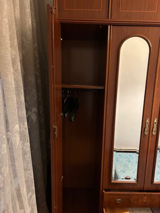 Armario antiguo clásico de madera con espejos