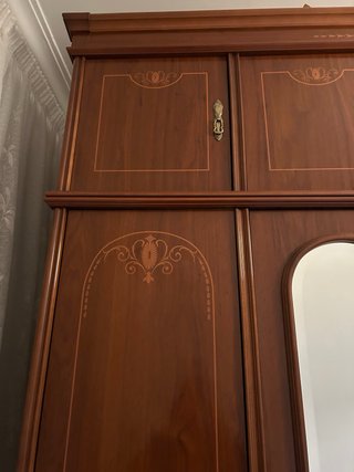 Armario antiguo clásico de madera con espejos