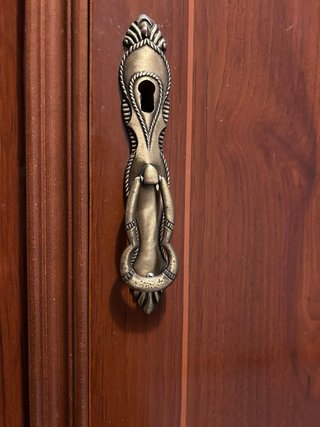 Armario antiguo clásico de madera con espejos
