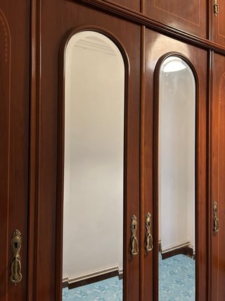 Armario antiguo clásico de madera con espejos