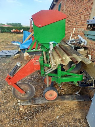 Cultivador con cajón de abono Mevisa