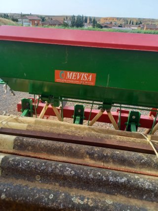 Cultivador con cajón de abono Mevisa