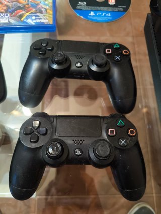 Consola PS4 + 4 mandos +2 juegos