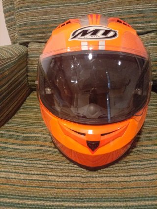 Casco de moto naranja