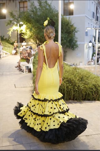 Traje de flamenca amarillo y negro
