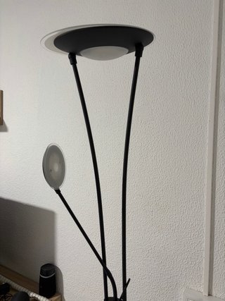 Lámpara de pie negra para lectura