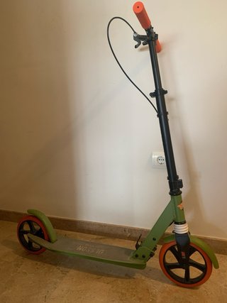 Patinete infantil verde con ruedas naranjas
