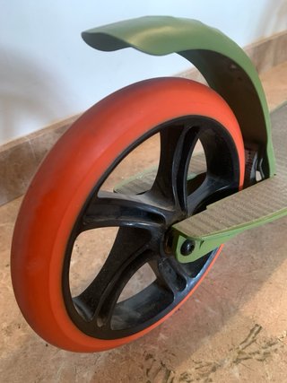 Patinete infantil verde con ruedas naranjas