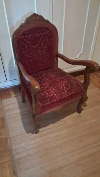 Sillón antiguo de madera y terciopelo