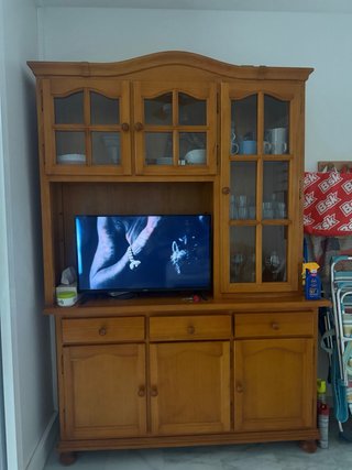 Mueble de madera con vitrina