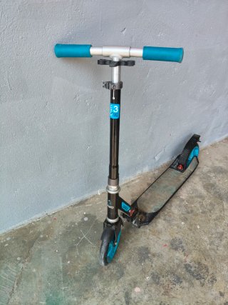 Patinete Oxelo azul y negro