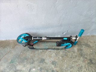 Patinete Oxelo azul y negro