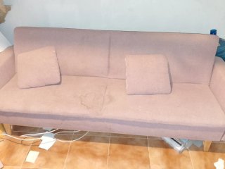 Sofá cama rosa con 2 cojines