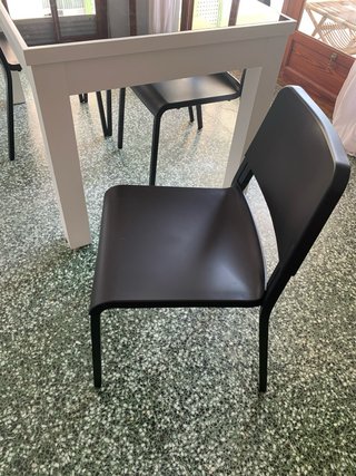 Mesa extensible y cuatro sillas