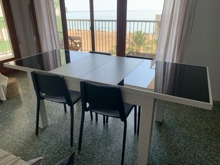 Mesa extensible y cuatro sillas