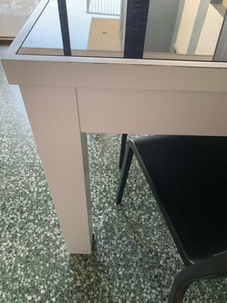 Mesa extensible y cuatro sillas