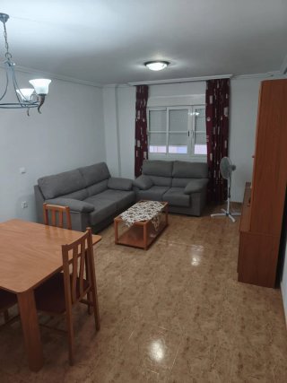 Se alquila piso para el curso académico en Almería