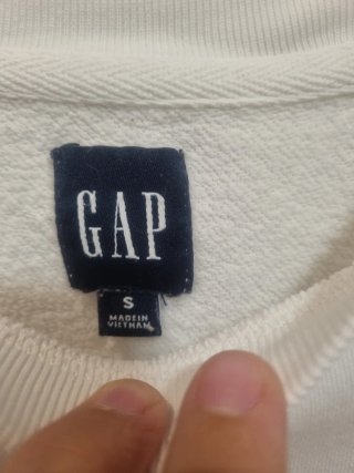 Sudadera GAP blanca con detalles en las mangas
