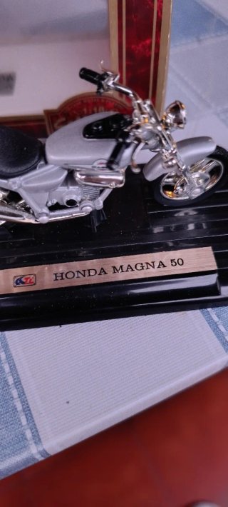 Moto a escala Honda Magna 50
