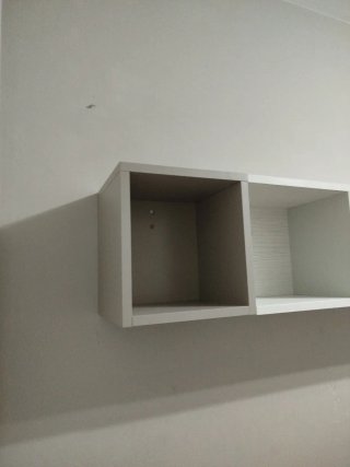 Estantería modular blanca y gris