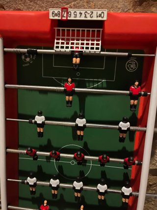 Futbolín de mesa rojo
