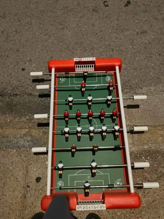 Futbolín de mesa rojo