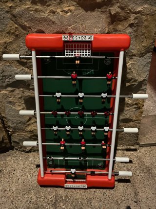 Futbolín de mesa rojo