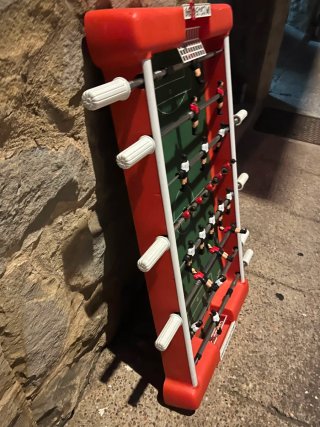 Futbolín de mesa rojo