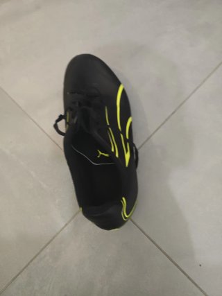 Botas de fútbol Nike Phantom y Puma Talla 41