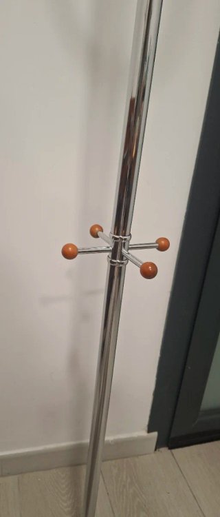 Perchero de pie metal y madera