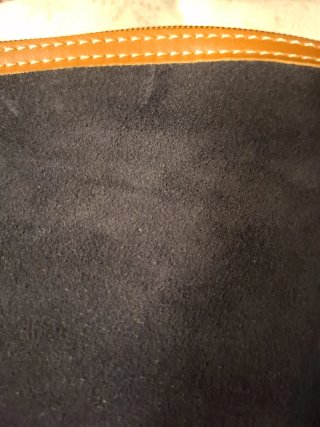 Cartera ante y cuero negro y marrón mide 36 cm x30
