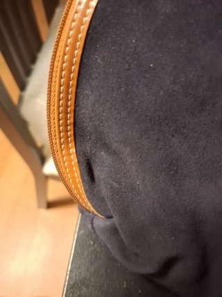 Cartera ante y cuero negro y marrón mide 36 cm x30