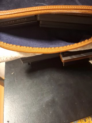 Cartera ante y cuero negro y marrón mide 36 cm x30