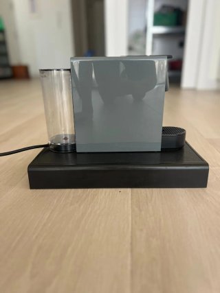 Cafetera Nespresso Krups Gris con cajón capsulas
