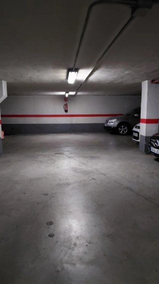 Plaza de garaje con trastero