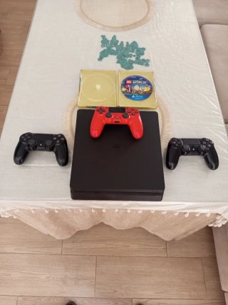 PS4 con 3 mandos y Lego Worlds