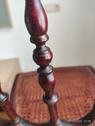 Silla clásica madera rejilla estilo vintage