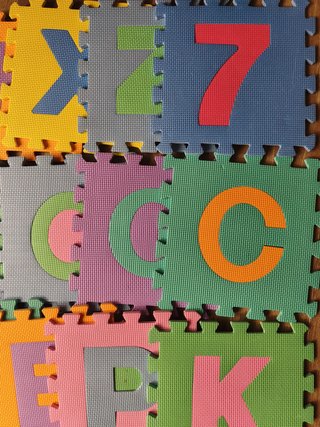 Alfombra puzzle infantil letras y números 32 uds