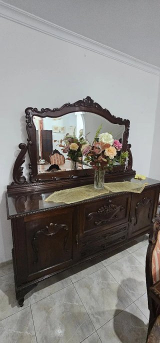 Mesa y sillas ,comedor madera antiguas y aparador
