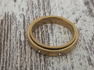 Anillo dorado con detalles brillantes