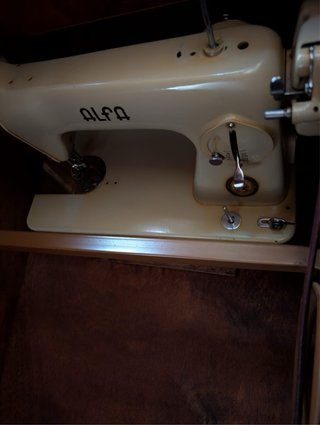 Máquina de coser Alfa con mueble